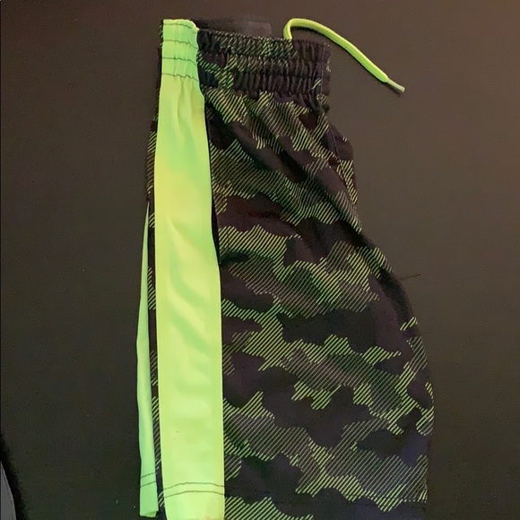 Boys Athletic shorts size 5/6 - Picture 2 of 5